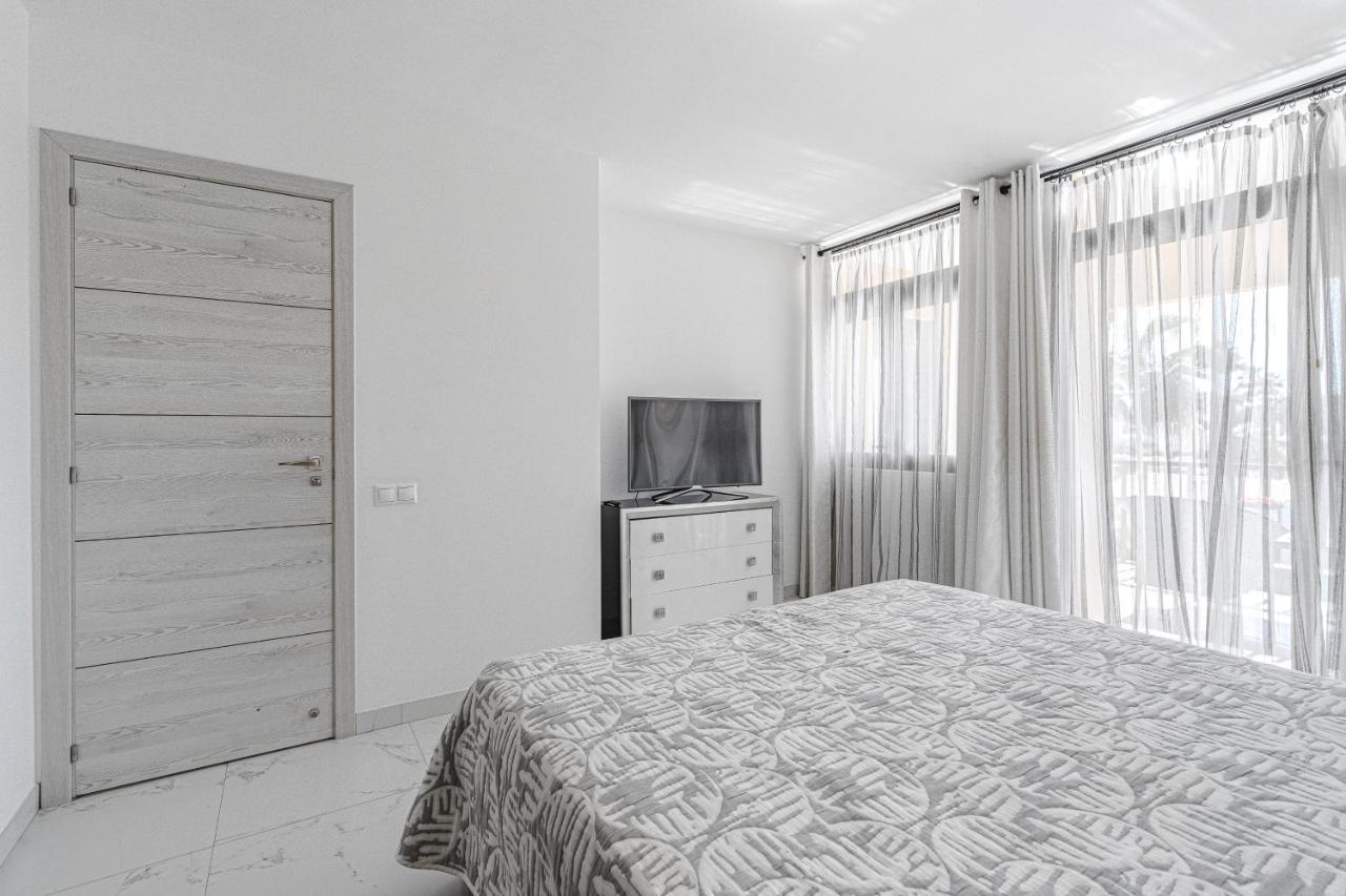 Oceanfront Oasis: 3-Bedroom Las Americas Beach Retreat Playa de las Americas  Exterior photo