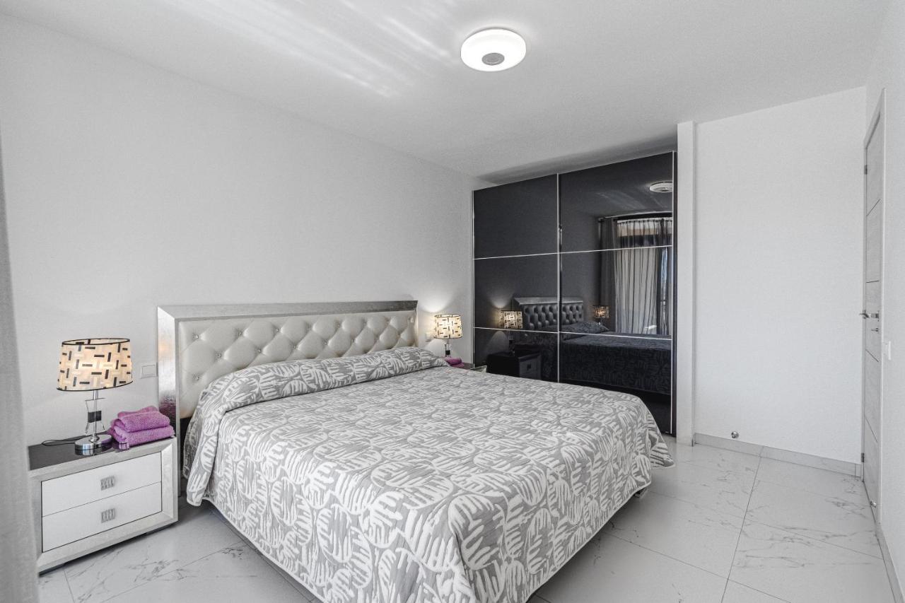 Oceanfront Oasis: 3-Bedroom Las Americas Beach Retreat Playa de las Americas  Exterior photo