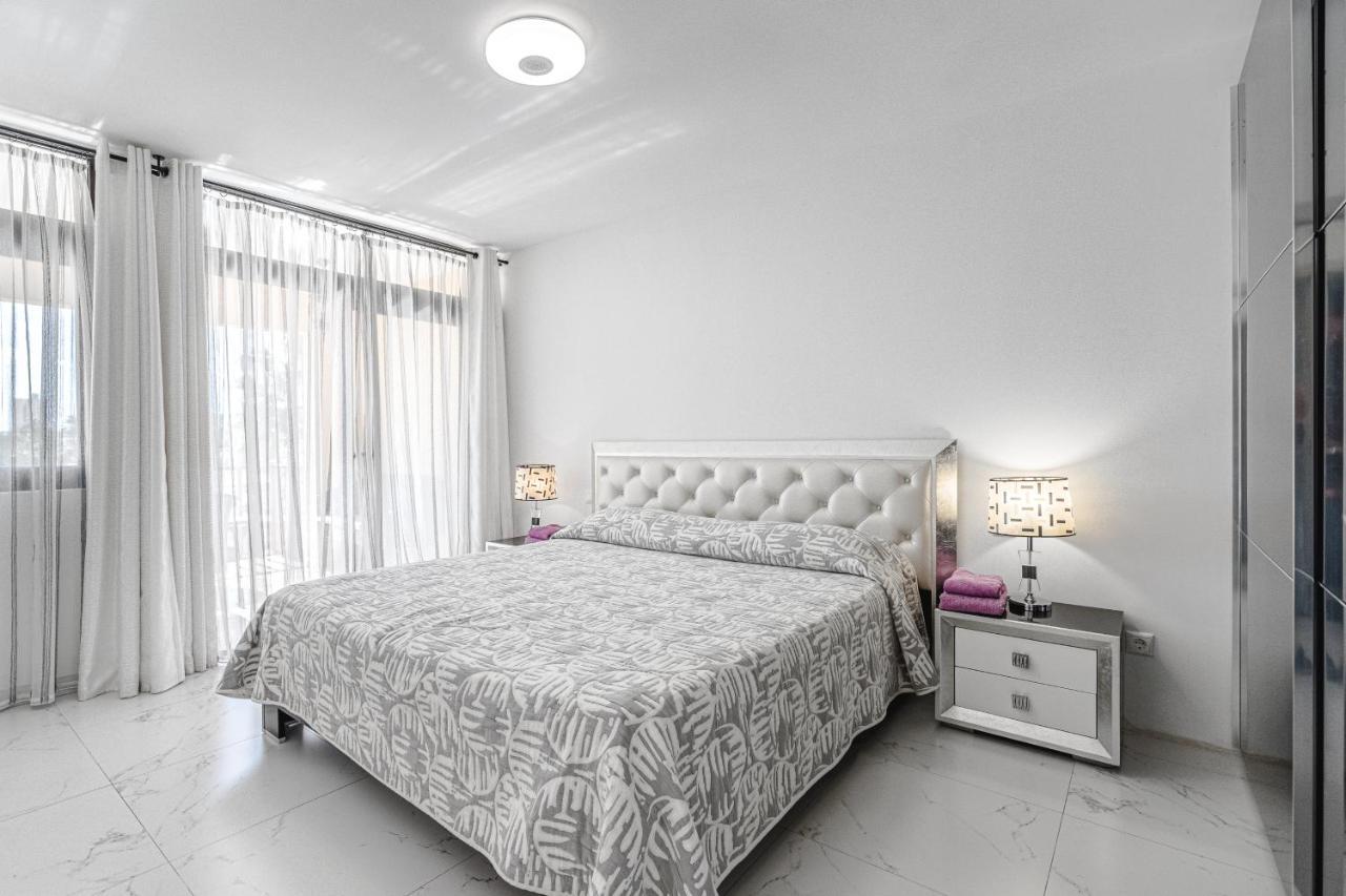 Oceanfront Oasis: 3-Bedroom Las Americas Beach Retreat Playa de las Americas  Exterior photo