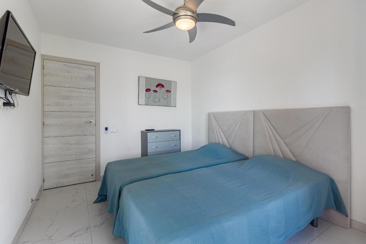 Oceanfront Oasis: 3-Bedroom Las Americas Beach Retreat Playa de las Americas  Exterior photo