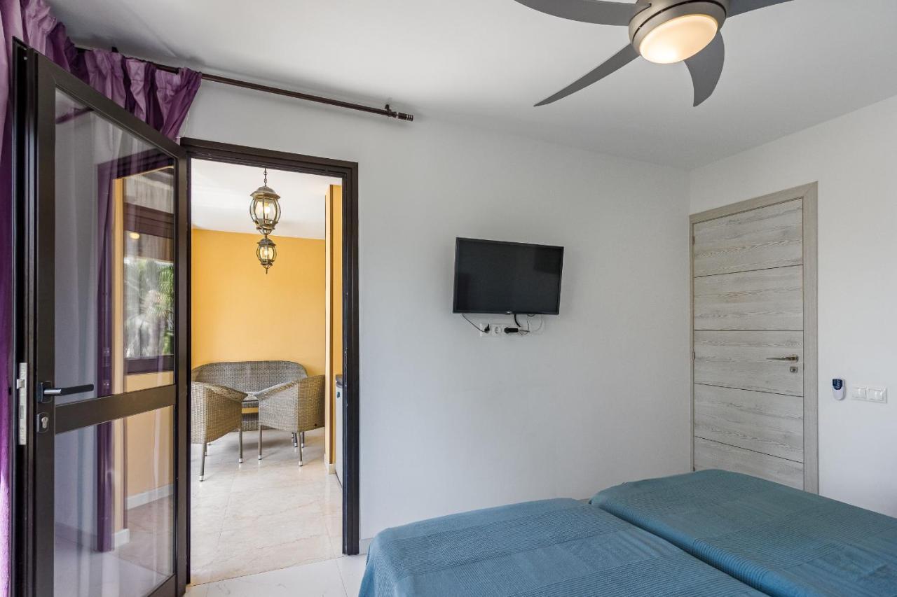 Oceanfront Oasis: 3-Bedroom Las Americas Beach Retreat Playa de las Americas  Exterior photo